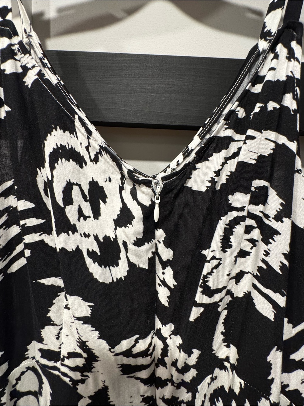 1 STATE Black & White Abstract tapered leg jumpsuit. - Picture 12 of 15